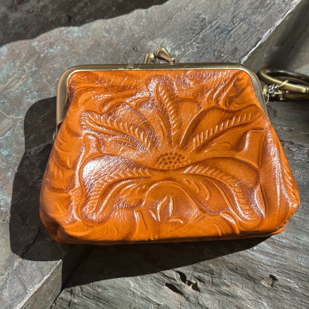 Patricia Nash SAVENA TOOLED Leather Framed Kiss-Lock Wristlet FLORENCE
B wallet - Picture 2 of 13